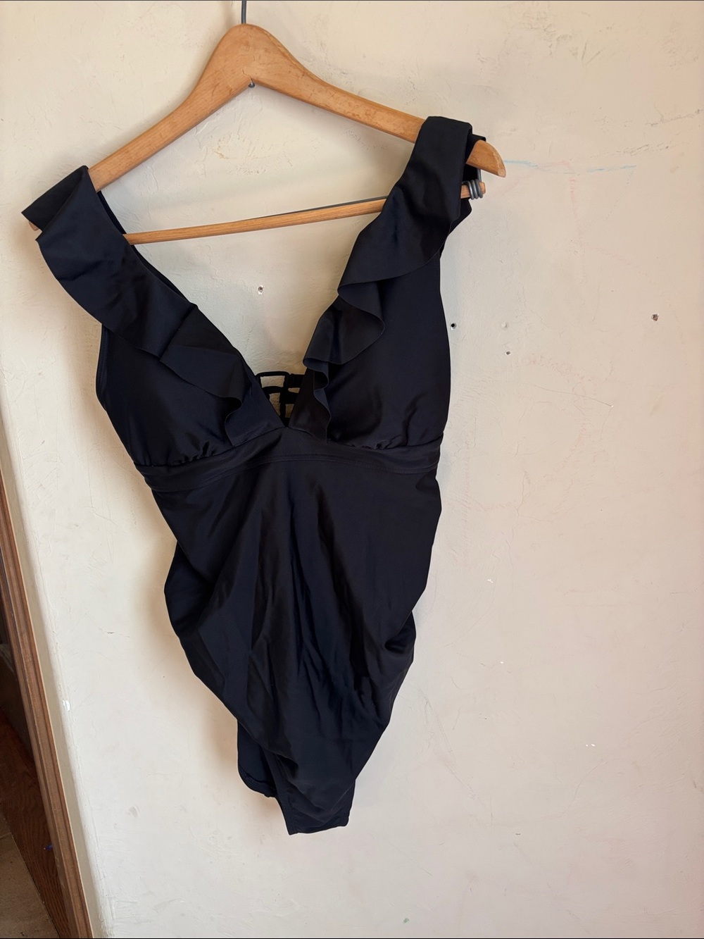 NWT a pea in the pod maternity ruffle black swim suit! Size Small maternity